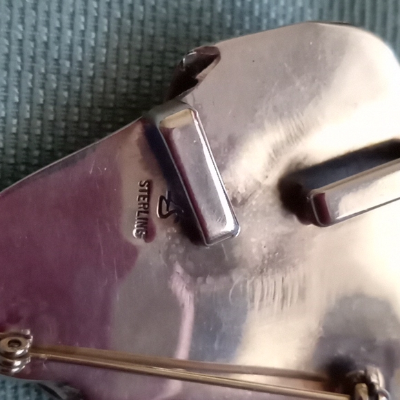 ARTIST MADE STERLING SILVER CALLA LILLY AND WHITE MOTHER OF PEARL PIN/PENDENT - Picture 6 of 10